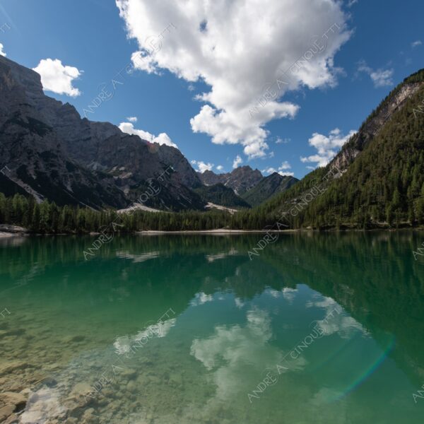 Lago di Braies lago lake smeraldo emeraldo ali alps alpino montagne mountains dolomiti bosco woods riflessi reflections nuvole clouds sole sun