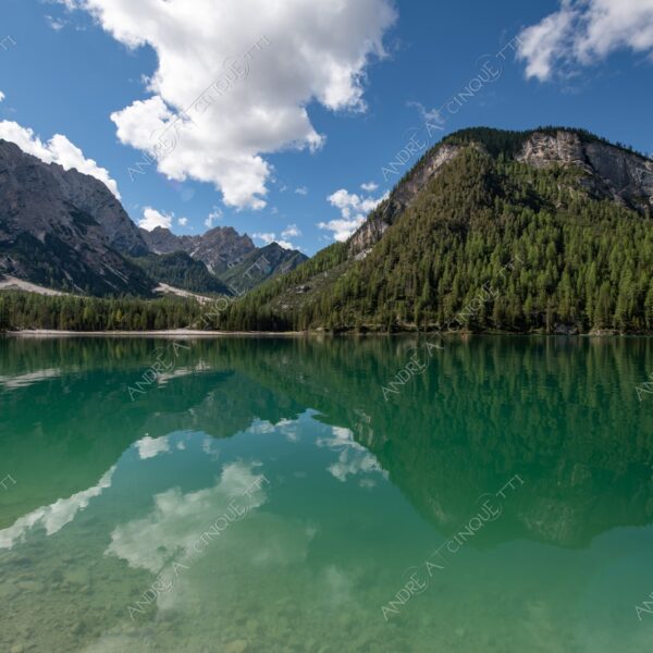 Lago di Braies lago lake smeraldo emeraldo ali alps alpino montagne mountains dolomiti bosco woods riflessi reflections nuvole clouds sole sun