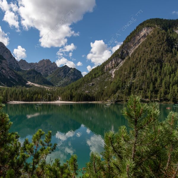 Lago di Braies lago lake smeraldo emeraldo ali alps alpino montagne mountains dolomiti bosco woods riflessi reflections nuvole clouds sole sun