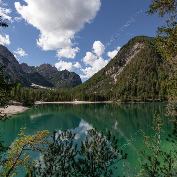 Lago di Braies lago lake smeraldo emeraldo ali alps alpino montagne mountains dolomiti bosco woods riflessi reflections nuvole clouds sole sun