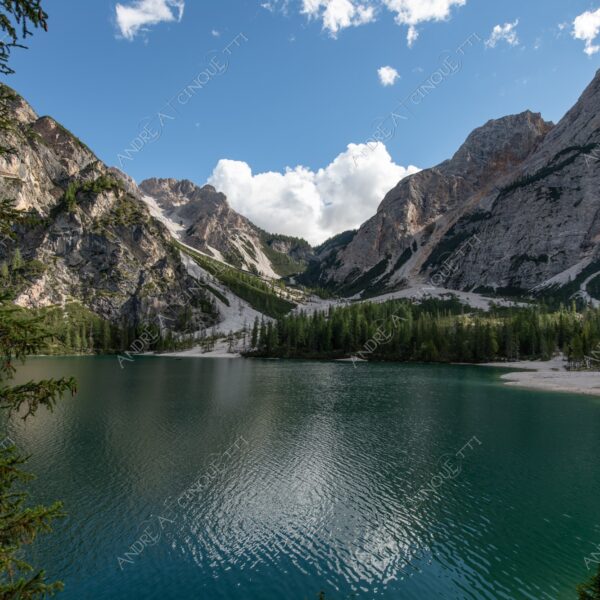 Lago di Braies lago lake smeraldo emeraldo ali alps alpino montagne mountains dolomiti bosco woods riflessi reflections nuvole clouds sole sun