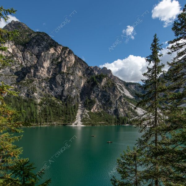 Lago di Braies lago lake smeraldo emeraldo ali alps alpino montagne mountains dolomiti bosco woods riflessi reflections nuvole clouds sole sun