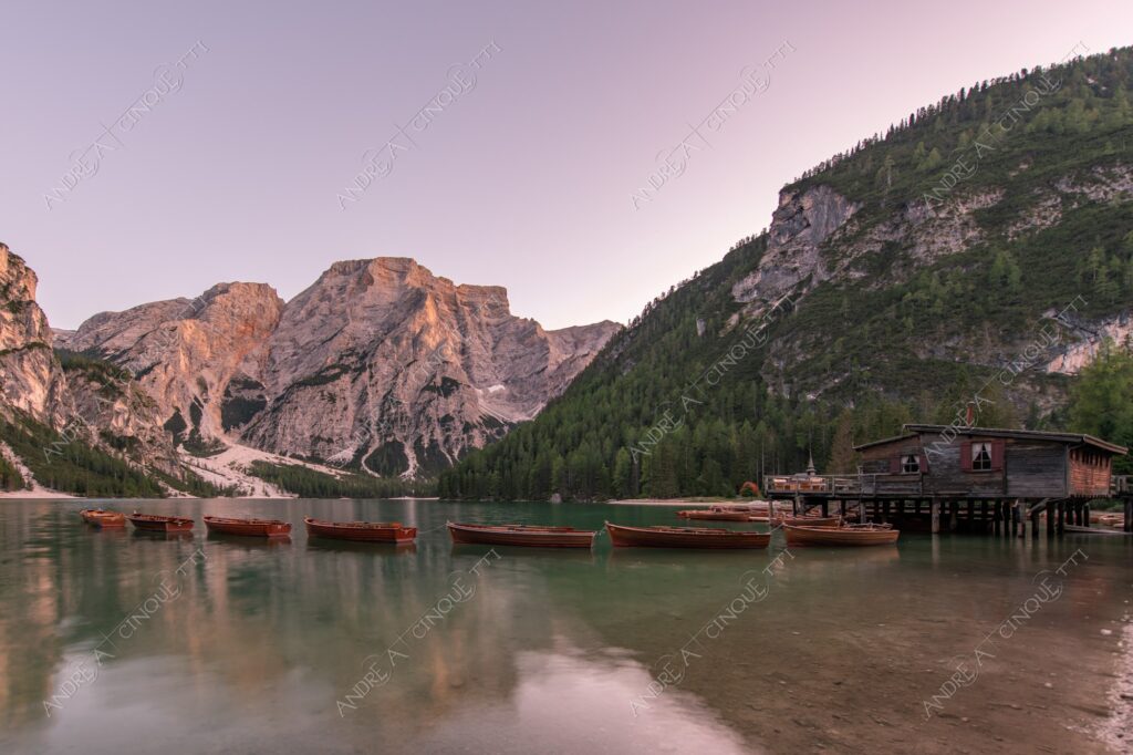 Lago di Braies lago lake smeraldo emeraldo ali alps alpino montagne mountains dolomiti bosco woods riflessi reflections nuvole clouds tramonto sunset sundown crepuscolo dusk twilight alba sunrise