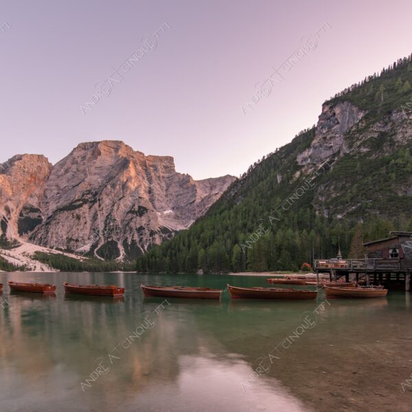 Lago di Braies lago lake smeraldo emeraldo ali alps alpino montagne mountains dolomiti bosco woods riflessi reflections nuvole clouds tramonto sunset sundown crepuscolo dusk twilight alba sunrise