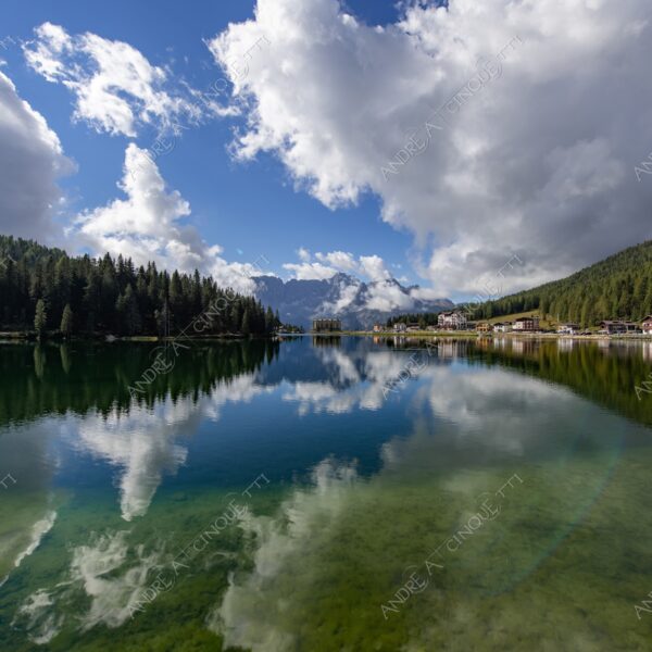 Lago di Misurina lago lake smeraldo emeraldo ali alps alpino montagne mountains dolomiti bosco woods riflessi reflections nuvole clouds sole sun tre cime