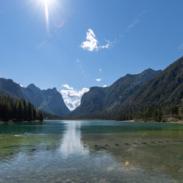 Lago di Dobbiaco lago lake smeraldo emeraldo ali alps alpino montagne mountains dolomiti bosco woods riflessi reflections nuvole clouds sole sun