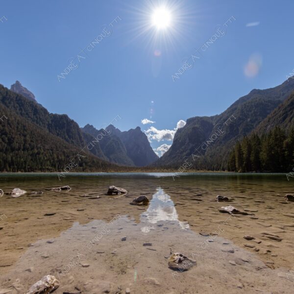 Lago di Dobbiaco lago lake smeraldo emeraldo ali alps alpino montagne mountains dolomiti bosco woods riflessi reflections nuvole clouds sole sun