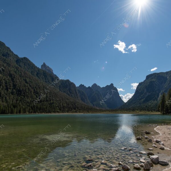 Lago di Dobbiaco lago lake smeraldo emeraldo ali alps alpino montagne mountains dolomiti bosco woods riflessi reflections nuvole clouds sole sun