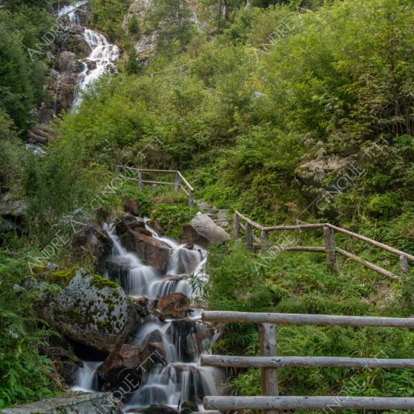 Cascata Egger waterfall fiume river sassi pietre stones staccionata fence lunga esposizione long exposure foresta woods montagne mountains
