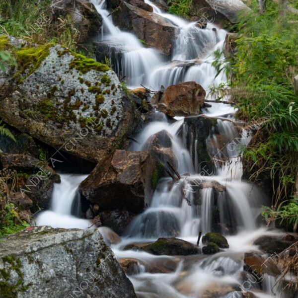 Cascata Egger waterfall fiume river sassi pietre stones staccionata fence lunga esposizione long exposure foresta woods montagne mountains