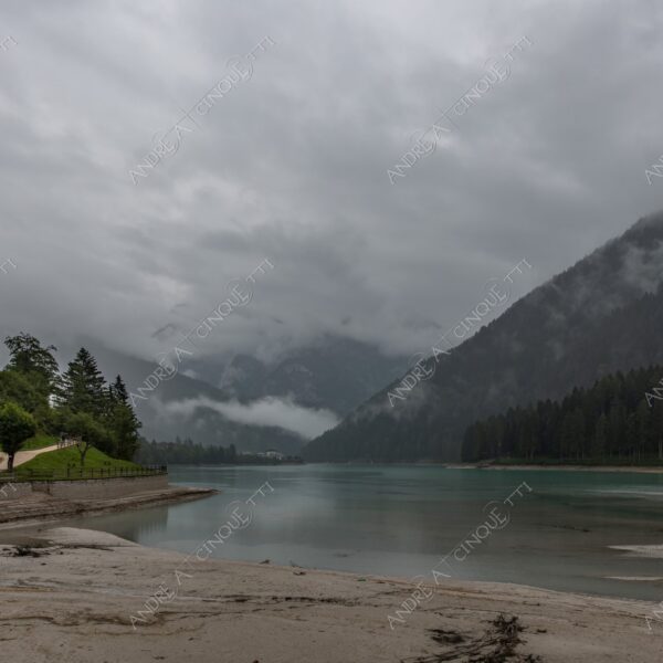 Lago di Santa Caterina lago lake smeraldo emeraldo ali alps alpino montagne mountains dolomiti bosco woods riflessi reflections nuvole clouds temporale storm
