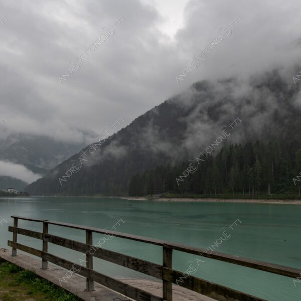 Lago di Santa Caterina lago lake smeraldo emeraldo ali alps alpino montagne mountains dolomiti bosco woods riflessi reflections nuvole clouds temporale storm