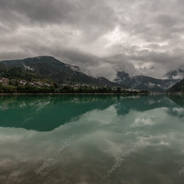 Lago di Santa Caterina lago lake smeraldo emeraldo ali alps alpino montagne mountains dolomiti bosco woods riflessi reflections nuvole clouds temporale storm