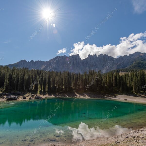 Lago di Carezza lago lake smeraldo emeraldo ali alps alpino montagne mountains dolomiti bosco woods riflessi reflections nuvole clouds sole sun