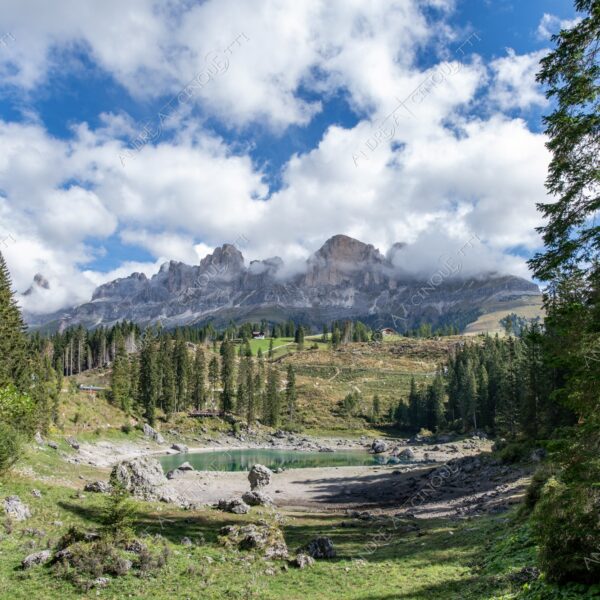 Lago di Carezza lago lake smeraldo emeraldo ali alps alpino montagne mountains dolomiti bosco woods riflessi reflections nuvole clouds