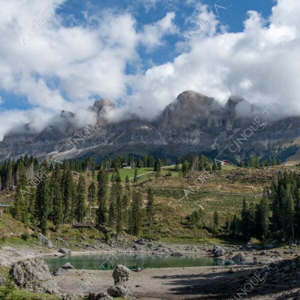 Lago di Carezza lago lake smeraldo emeraldo ali alps alpino montagne mountains dolomiti bosco woods riflessi reflections nuvole clouds