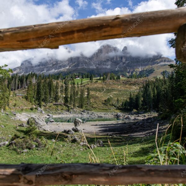 Lago di Carezza lago lake smeraldo emeraldo ali alps alpino montagne mountains dolomiti bosco woods riflessi reflections nuvole clouds staccionata fence