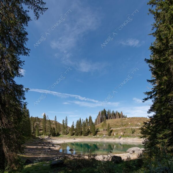 Lago di Carezza lago lake smeraldo emeraldo ali alps alpino montagne mountains dolomiti bosco woods riflessi reflections nuvole clouds