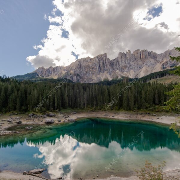 Lago di Carezza lago lake smeraldo emeraldo ali alps alpino montagne mountains dolomiti bosco woods riflessi reflections nuvole clouds