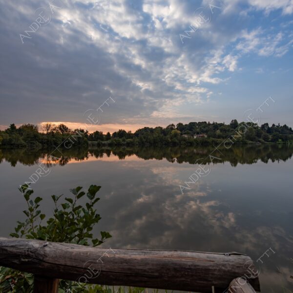 oasi oasis bosco wood foresta forest autunno autumn fall sentiero trail path footpath foliage foglie leaves alberi trees natura nature selvaggio wild lago lake stagno pond palude swamp riflessi reflections sole sun campagna countryside alba sunrise tramonto sunset sundown crepuscolo dusk twilight staccionata fence