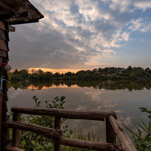 oasi oasis bosco wood foresta forest autunno autumn fall sentiero trail path footpath foliage foglie leaves alberi trees natura nature selvaggio wild lago lake stagno pond palude swamp riflessi reflections sole sun campagna countryside alba sunrise tramonto sunset sundown crepuscolo dusk twilight staccionata fence