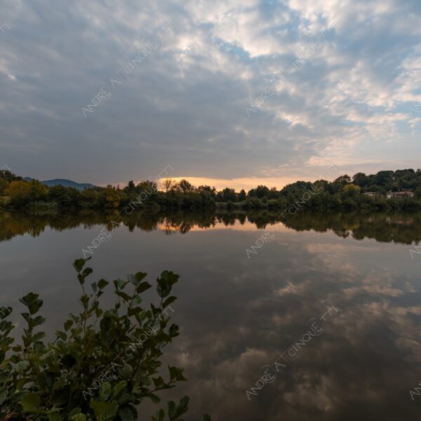 oasi oasis bosco wood foresta forest autunno autumn fall sentiero trail path footpath foliage foglie leaves alberi trees natura nature selvaggio wild lago lake stagno pond palude swamp riflessi reflections sole sun campagna countryside alba sunrise tramonto sunset sundown crepuscolo dusk twilight