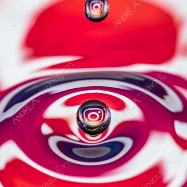 macro photography goccia gocce d'acqua water drop drops high speed sync riflessi reflections splash colori colours bounce bouncing marchio logo instagram