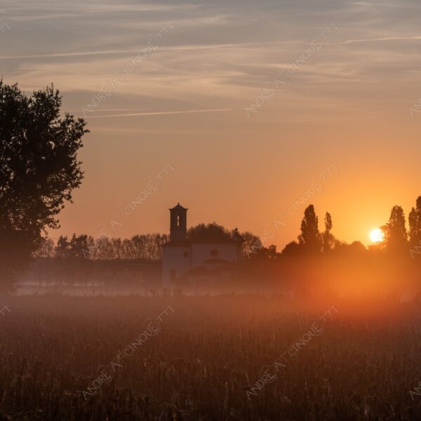 chiesa church sole sun alba sunrise tramonto sunset sundown crepuscolo dusk twilight nebbia fog foschia haze mist campi fields campagna countryside controluce backlight backlit silhouette