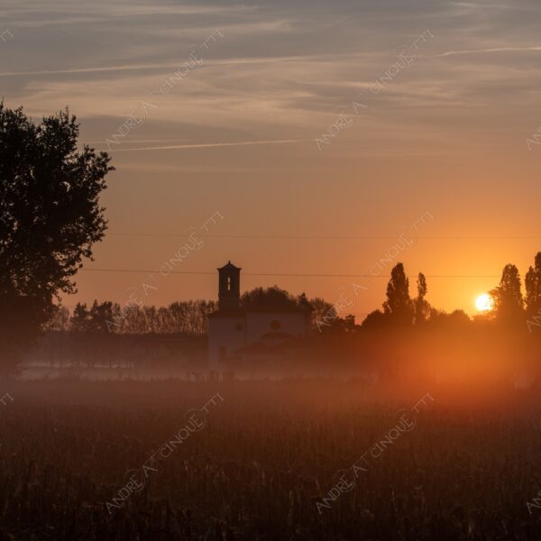 chiesa church sole sun alba sunrise tramonto sunset sundown crepuscolo dusk twilight nebbia fog foschia haze mist campi fields campagna countryside controluce backlight backlit silhouette
