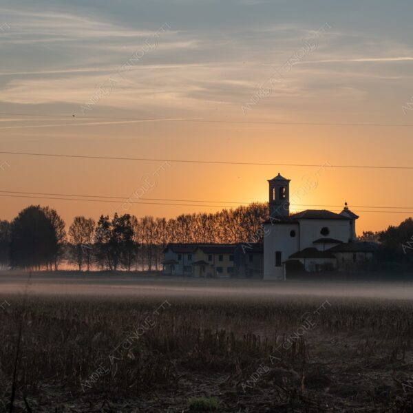 chiesa church sole sun alba sunrise tramonto sunset sundown crepuscolo dusk twilight nebbia fog foschia haze mist campi fields campagna countryside controluce backlight backlit silhouette