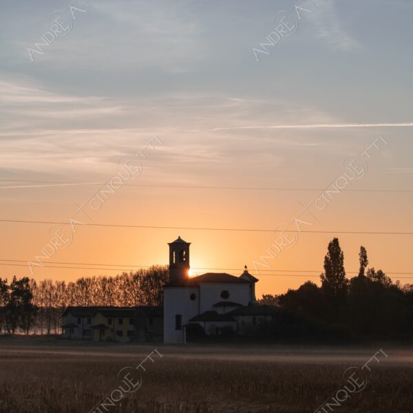 chiesa church sole sun alba sunrise tramonto sunset sundown crepuscolo dusk twilight nebbia fog foschia haze mist campi fields campagna countryside controluce backlight backlit silhouette
