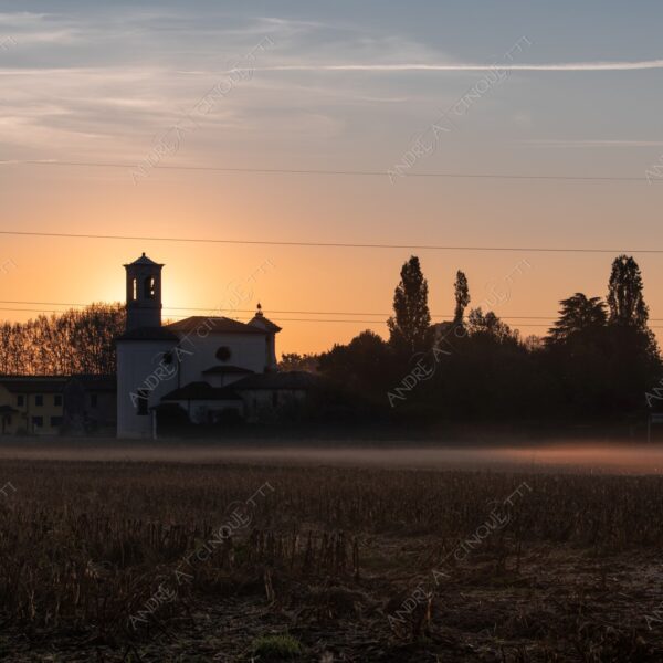 chiesa church sole sun alba sunrise tramonto sunset sundown crepuscolo dusk twilight nebbia fog foschia haze mist campi fields campagna countryside controluce backlight backlit silhouette