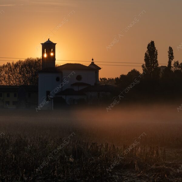chiesa church sole sun alba sunrise tramonto sunset sundown crepuscolo dusk twilight nebbia fog foschia haze mist campi fields campagna countryside controluce backlight backlit silhouette