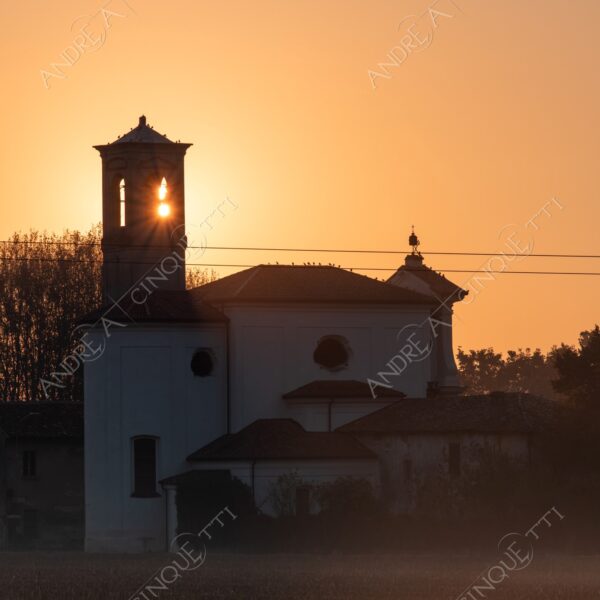chiesa church sole sun alba sunrise tramonto sunset sundown crepuscolo dusk twilight nebbia fog foschia haze mist campi fields campagna countryside controluce backlight backlit silhouette