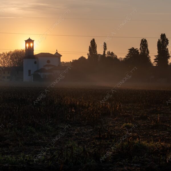 chiesa church sole sun alba sunrise tramonto sunset sundown crepuscolo dusk twilight nebbia fog foschia haze mist campi fields campagna countryside controluce backlight backlit silhouette