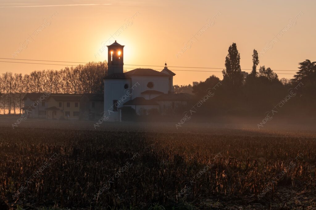 chiesa church sole sun alba sunrise tramonto sunset sundown crepuscolo dusk twilight nebbia fog foschia haze mist campi fields campagna countryside controluce backlight backlit silhouette