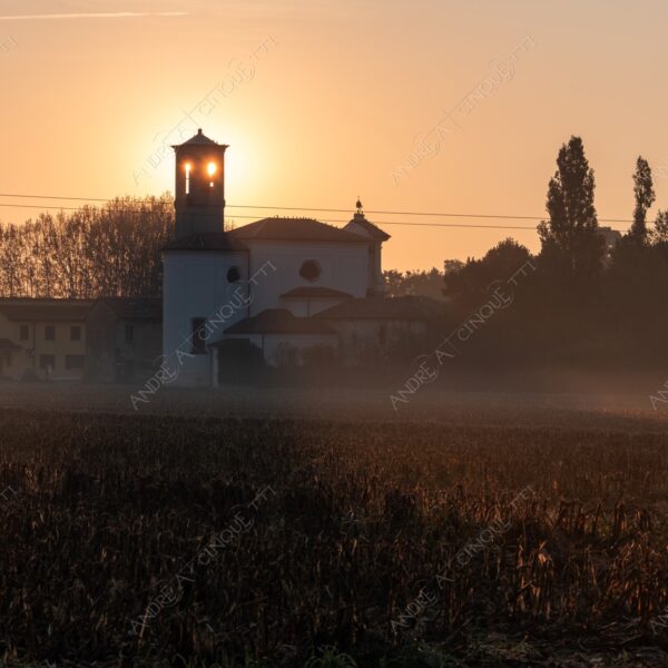 chiesa church sole sun alba sunrise tramonto sunset sundown crepuscolo dusk twilight nebbia fog foschia haze mist campi fields campagna countryside controluce backlight backlit silhouette