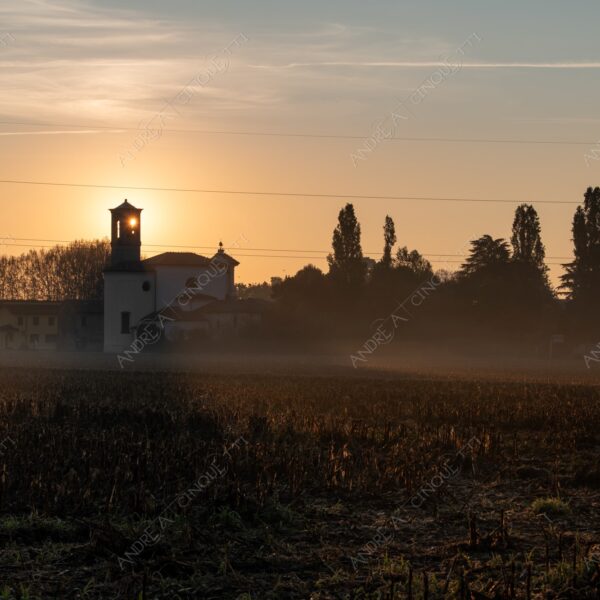 chiesa church sole sun alba sunrise tramonto sunset sundown crepuscolo dusk twilight nebbia fog foschia haze mist campi fields campagna countryside controluce backlight backlit silhouette