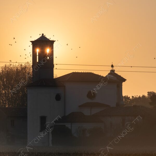 chiesa church sole sun alba sunrise tramonto sunset sundown crepuscolo dusk twilight nebbia fog foschia haze mist campi fields campagna countryside controluce backlight backlit silhouette