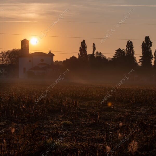 chiesa church sole sun alba sunrise tramonto sunset sundown crepuscolo dusk twilight nebbia fog foschia haze mist campi fields campagna countryside controluce backlight backlit silhouette