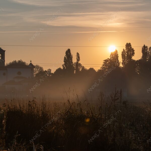 chiesa church sole sun alba sunrise tramonto sunset sundown crepuscolo dusk twilight nebbia fog foschia haze mist campi fields campagna countryside controluce backlight backlit silhouette