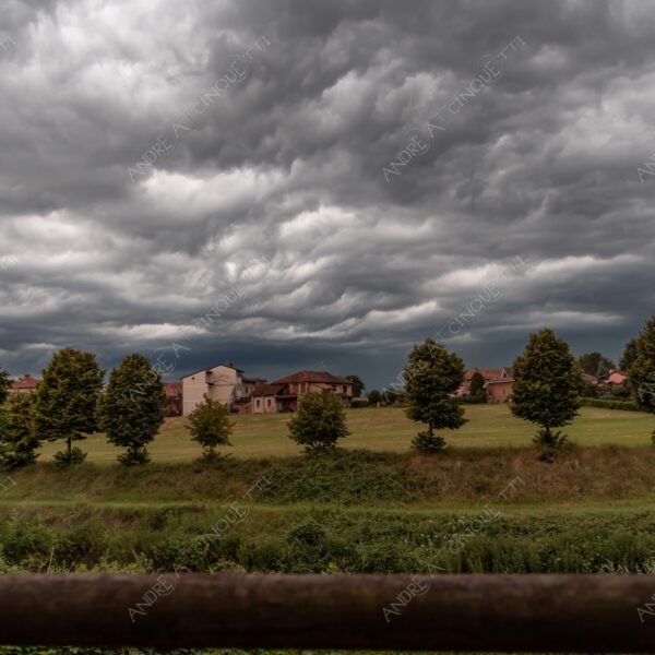 balbiano colturano campagna countryside campi fields meadows staccionata fence tempesta storm