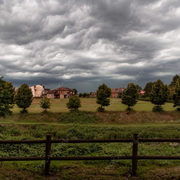 balbiano colturano campagna countryside campi fields meadows staccionata fence tempesta storm