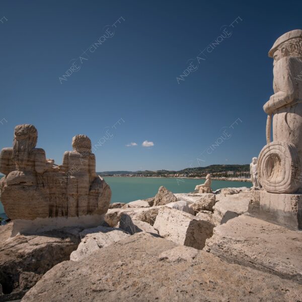 san benedetto del tronto spiaggia beach shore costa coast sassi stones statua statue