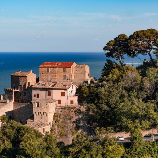 mare sea oceano ocean orizzone horizon borgo medievale medieval village borough grottammare