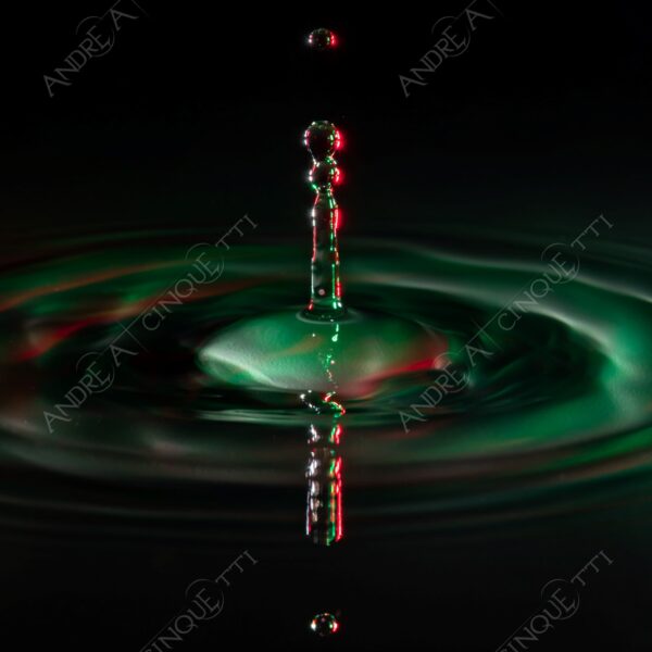 macro photography goccia gocce d'acqua water drop drops high speed sync riflessi reflections splash colori colours bounce bouncing italia italy tricolore