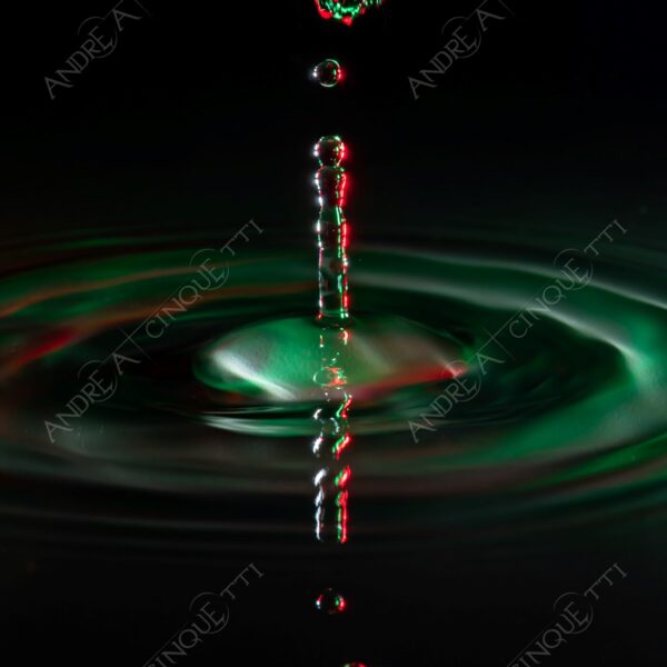 macro photography goccia gocce d'acqua water drop drops high speed sync riflessi reflections splash colori colours bounce bouncing italia italy tricolore
