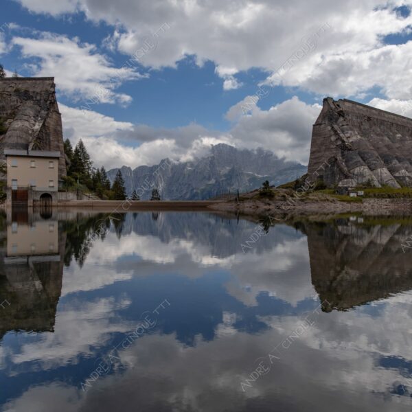 diga del gleno dam lago montagna lake loch mountain montagne mountains alpi alps riflessi reflections specchio mirror disastro crollo catastrofe tragedia disaster collapse collapsed catastrophe tragedy