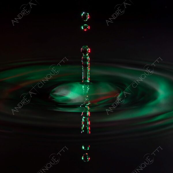 macro photography goccia gocce d'acqua water drop drops high speed sync riflessi reflections splash colori colours bounce bouncing italia italy tricolore