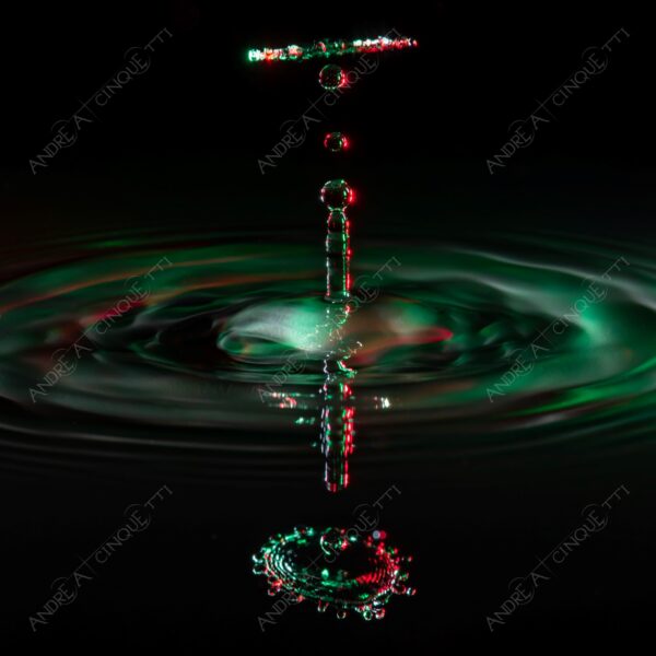 macro photography goccia gocce d'acqua water drop drops high speed sync riflessi reflections splash colori colours bounce bouncing italia italy tricolore